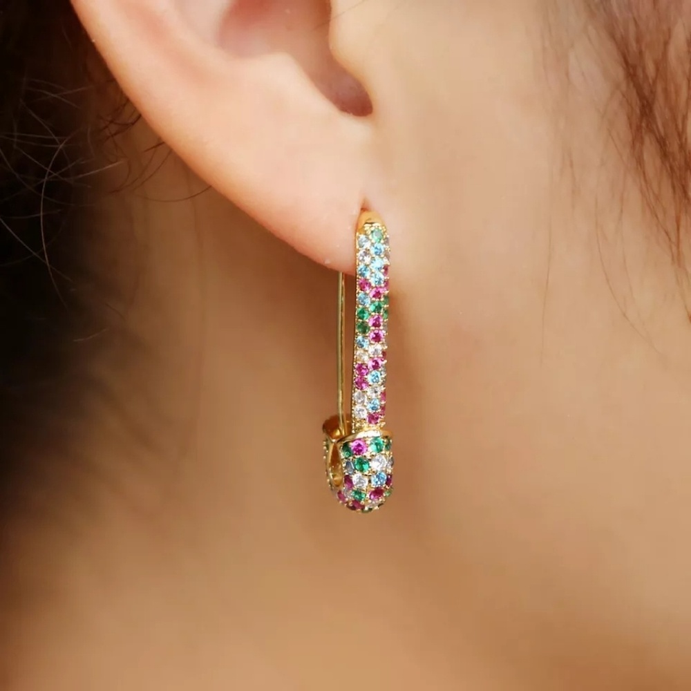 🌈NEW🌈 RAINBOW MICRO PAVÉ SAFETY PIN EARRING - Picture 3 of 5